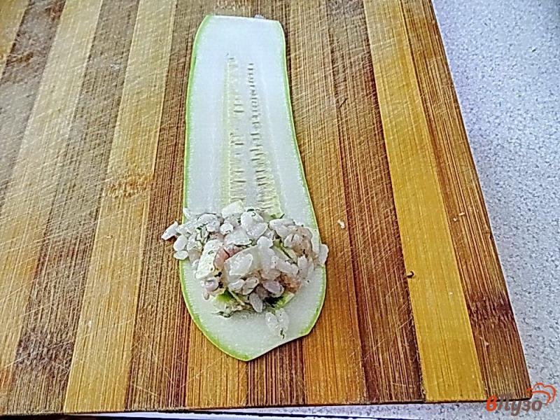 Фото приготовление рецепта: Голубцы из кабачка с помидорами шаг №3