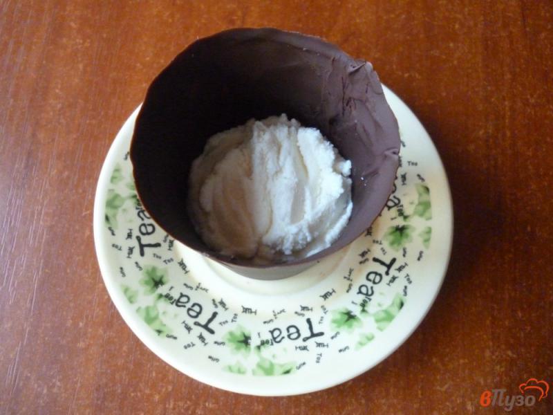 Фото приготовление рецепта: Творожный десерт в шоколадном стаканчике шаг №7