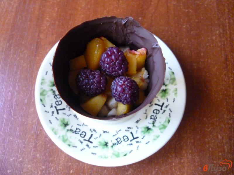 Фото приготовление рецепта: Творожный десерт в шоколадном стаканчике шаг №8