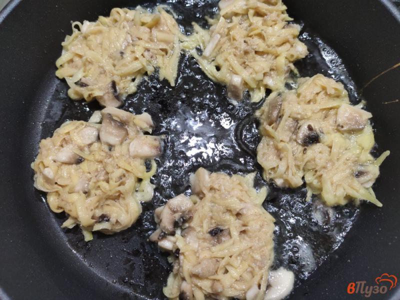 Фото приготовление рецепта: Картофельные драники с шампиньонами шаг №5