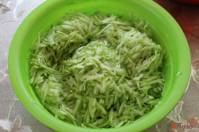Фото приготовление рецепта: Яично - кабачковые оладьи с луком шаг №1
