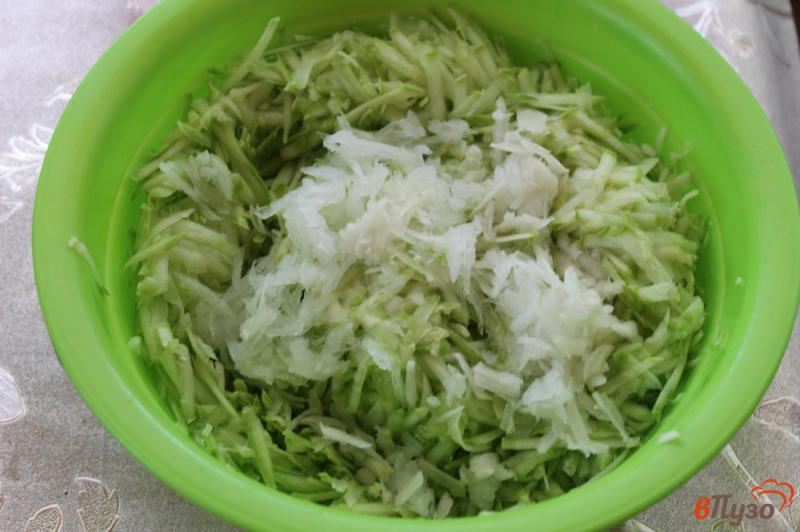 Фото приготовление рецепта: Яично - кабачковые оладьи с луком шаг №2