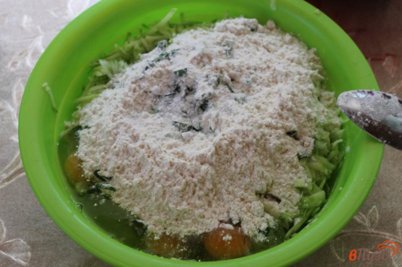 Фото приготовление рецепта: Яично - кабачковые оладьи с луком шаг №4