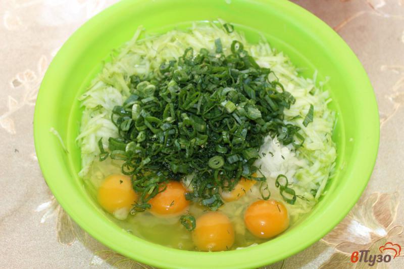Фото приготовление рецепта: Яично - кабачковые оладьи с луком шаг №3