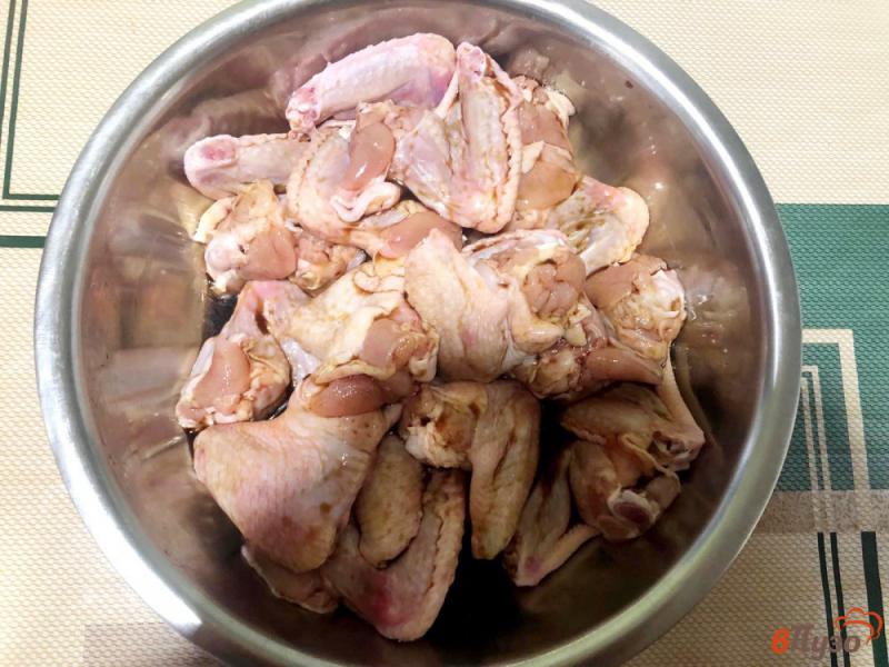 Фото приготовление рецепта: Куриные крылья с копченой паприкой и чесноком шаг №2