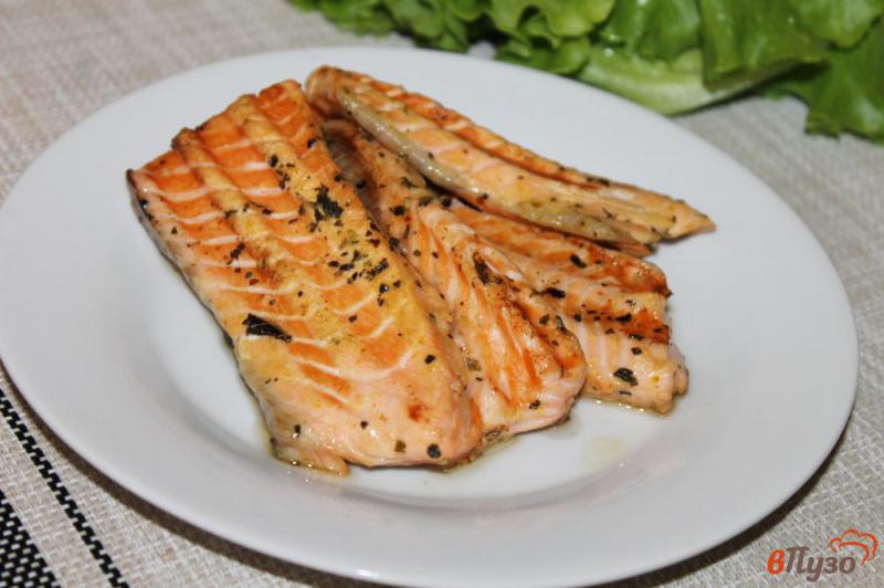 Фото приготовление рецепта: Филе лосося с травами на гриле шаг №5