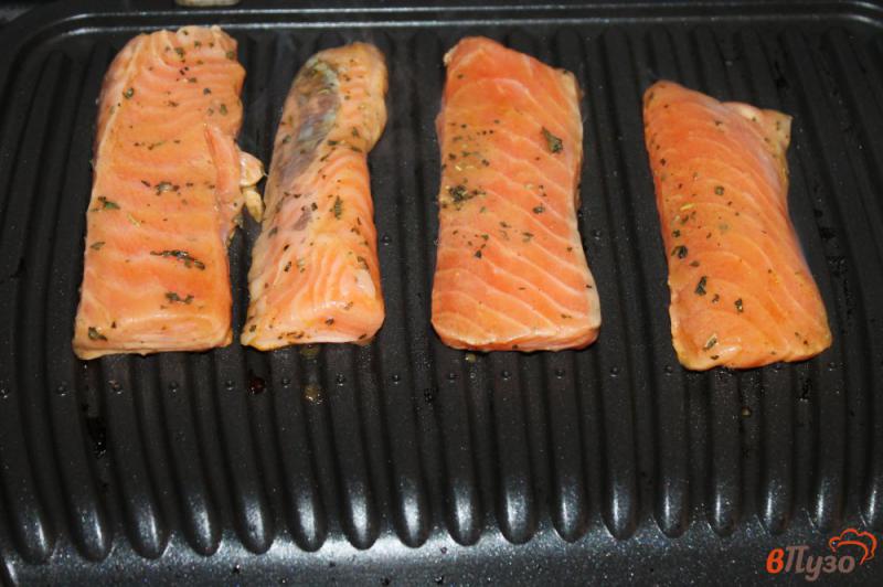 Фото приготовление рецепта: Филе лосося с травами на гриле шаг №4