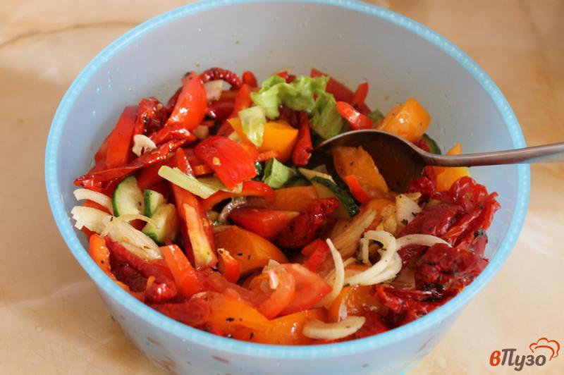 Фото приготовление рецепта: Овощной салат с вялеными помидорами и луком шаг №4