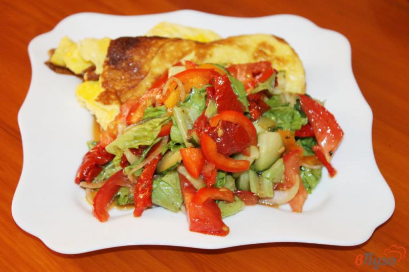 Фото приготовление рецепта: Овощной салат с вялеными помидорами и луком шаг №5
