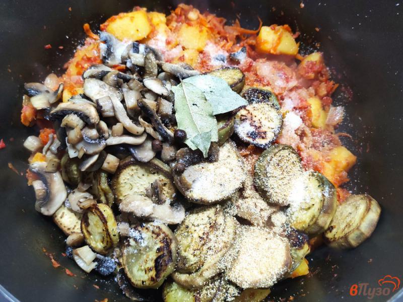 Фото приготовление рецепта: Овощное рагу с шампиньонами и сметаной шаг №9