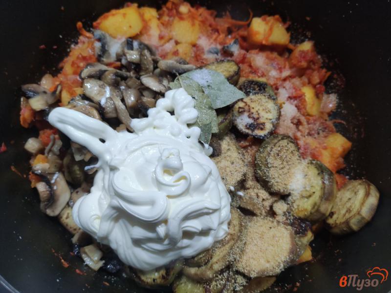 Фото приготовление рецепта: Овощное рагу с шампиньонами и сметаной шаг №10