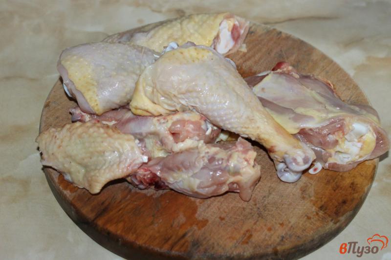 Фото приготовление рецепта: Тушеная курица с луком на сковороде шаг №1