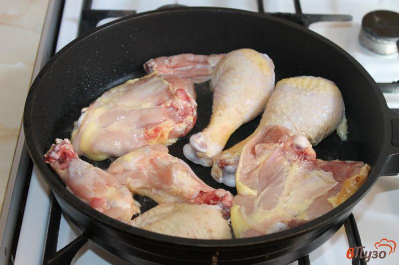 Фото приготовление рецепта: Тушеная курица с луком на сковороде шаг №2