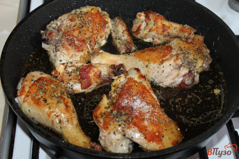 Фото приготовление рецепта: Тушеная курица с луком на сковороде шаг №3