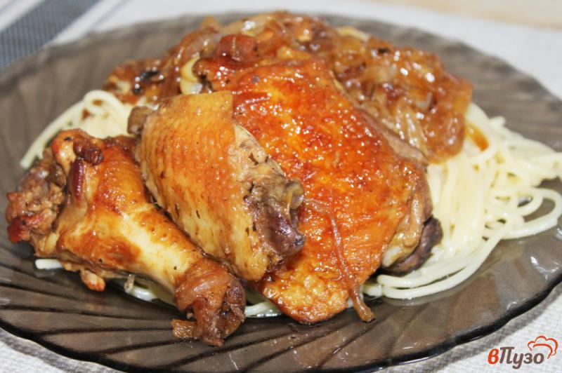 Фото приготовление рецепта: Тушеная курица с луком на сковороде шаг №5