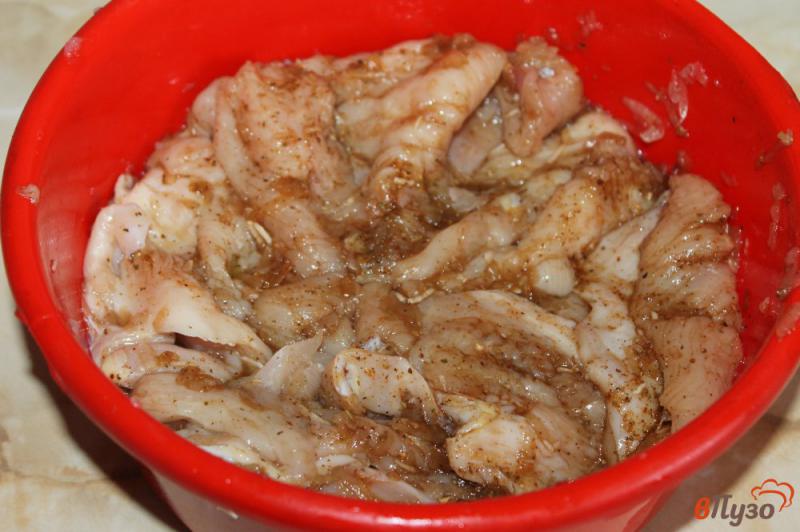 Фото приготовление рецепта: Отбивные из куриного мяса в луковом маринаде шаг №4