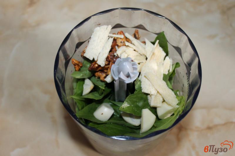 Фото приготовление рецепта: Базиликовый соус с грецкими орехами шаг №3