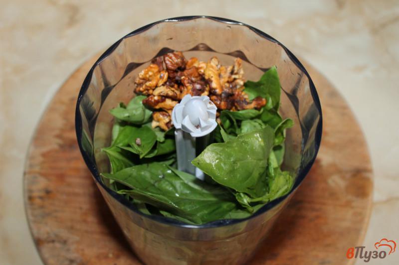 Фото приготовление рецепта: Базиликовый соус с грецкими орехами шаг №2