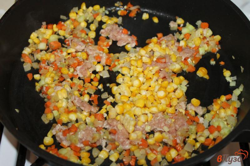 Фото приготовление рецепта: Рис с куриным фаршем и овощами шаг №4