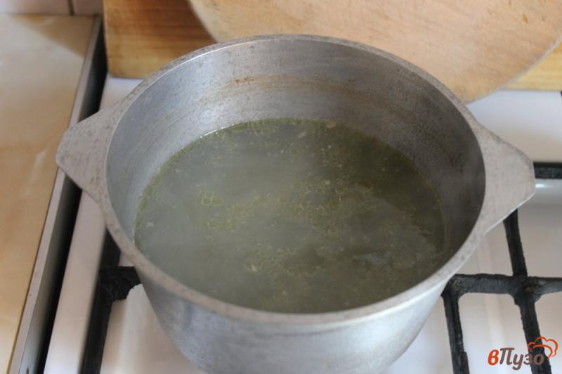 Фото приготовление рецепта: Суп на бульоне с яйцом и щавелем шаг №1