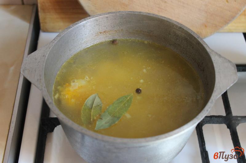 Фото приготовление рецепта: Суп на бульоне с яйцом и щавелем шаг №3