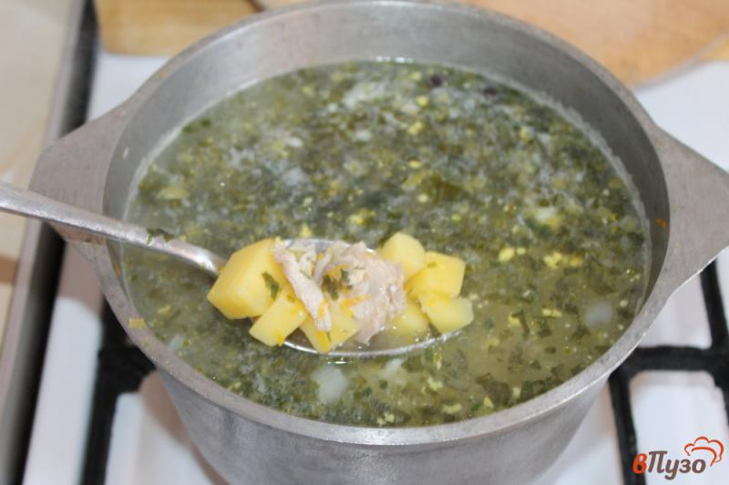 Фото приготовление рецепта: Суп на бульоне с яйцом и щавелем шаг №6
