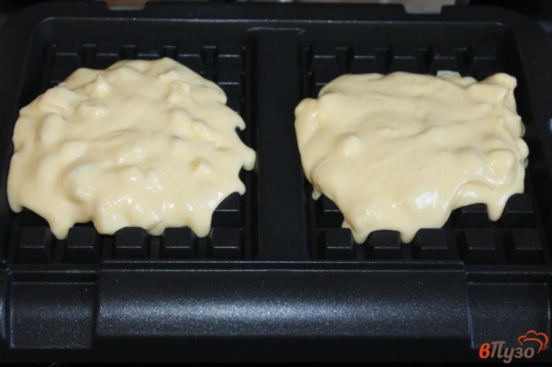 Фото приготовление рецепта: Бельгийские вафли с кусочками банана шаг №6