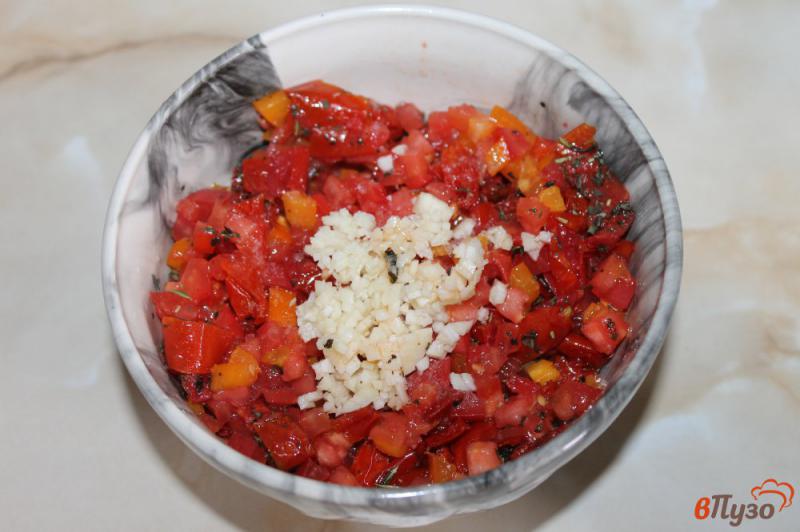 Фото приготовление рецепта: Брускетта с томатами сыром и чесноком шаг №3