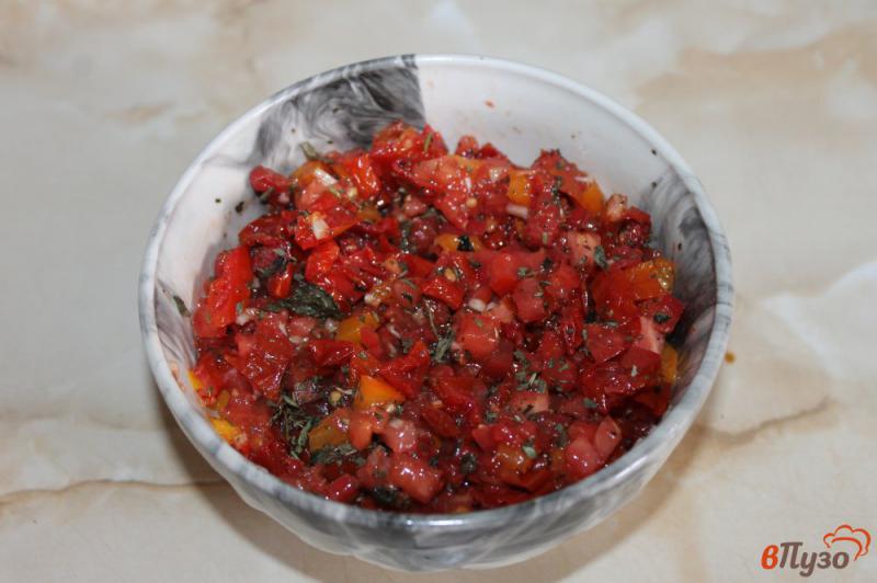 Фото приготовление рецепта: Брускетта с томатами сыром и чесноком шаг №4