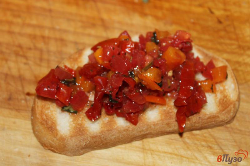 Фото приготовление рецепта: Брускетта с томатами сыром и чесноком шаг №5