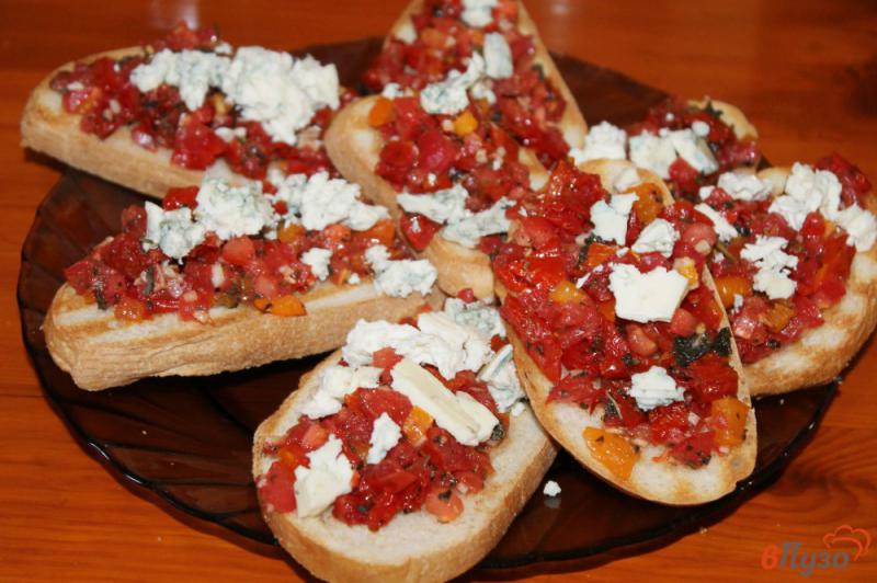 Фото приготовление рецепта: Брускетта с томатами сыром и чесноком шаг №6