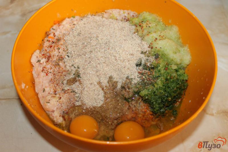 Фото приготовление рецепта: Куриные котлеты с кабачком и морковью шаг №4