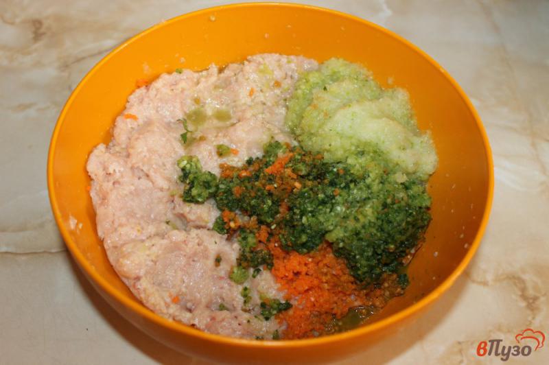 Фото приготовление рецепта: Куриные котлеты с кабачком и морковью шаг №3