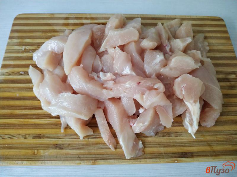Фото приготовление рецепта: Куриное филе в соусе сацебели шаг №1