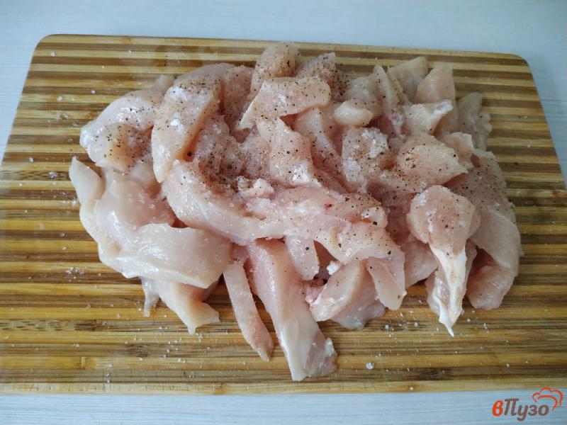 Фото приготовление рецепта: Куриное филе в соусе сацебели шаг №2