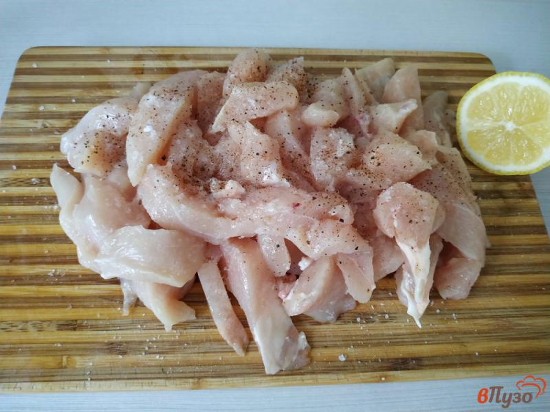 Фото приготовление рецепта: Куриное филе в соусе сацебели шаг №3