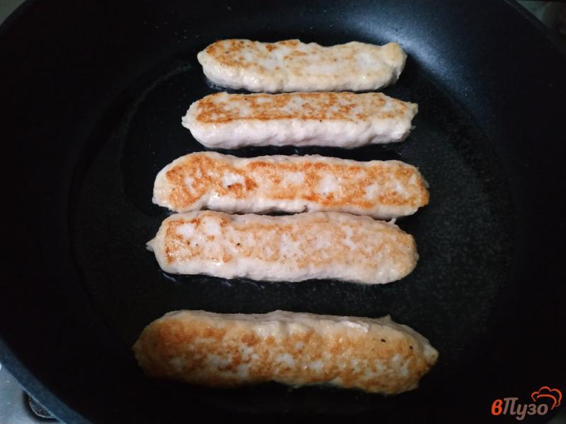 Фото приготовление рецепта: Куриные палочки жареные на сковороде шаг №10