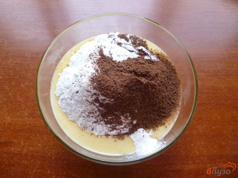 Фото приготовление рецепта: Шоколадный пирог на ряженке с яблоками шаг №3
