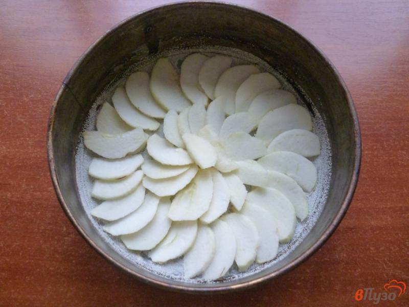 Фото приготовление рецепта: Шоколадный пирог на ряженке с яблоками шаг №4