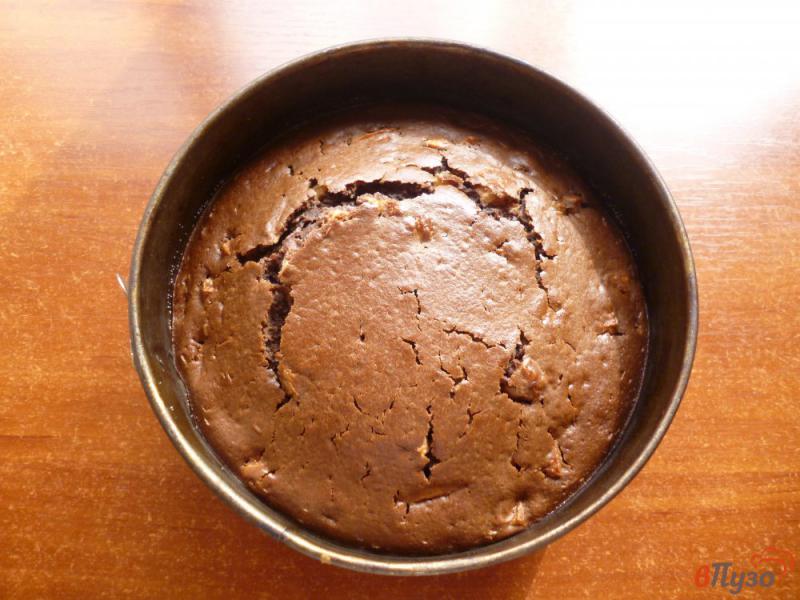 Фото приготовление рецепта: Шоколадный пирог на ряженке с яблоками шаг №7