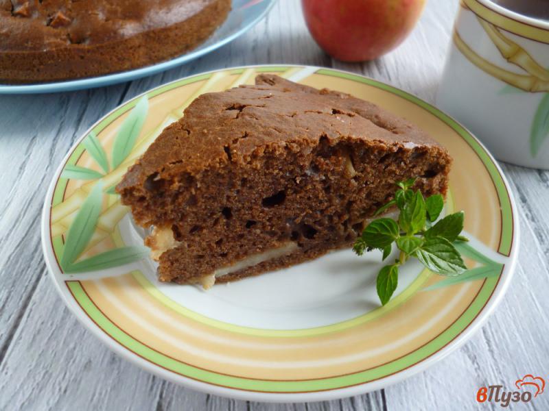Фото приготовление рецепта: Шоколадный пирог на ряженке с яблоками шаг №8