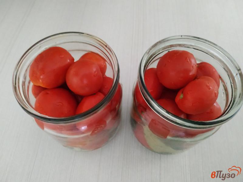 Фото приготовление рецепта: Консервированные помидоры с чесноком кетчупом и укропом шаг №6