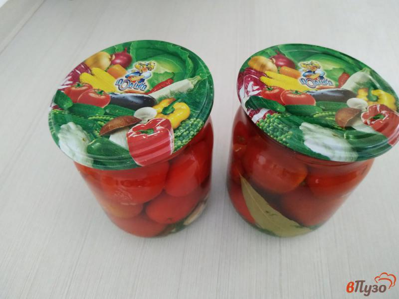 Фото приготовление рецепта: Консервированные помидоры с чесноком кетчупом и укропом шаг №7