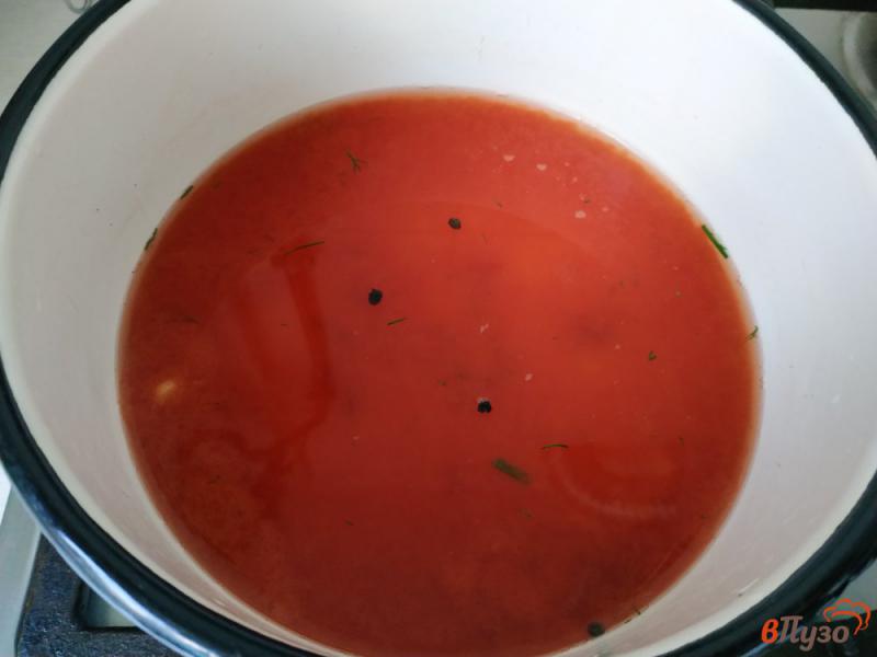 Фото приготовление рецепта: Консервированные помидоры с чесноком кетчупом и укропом шаг №9
