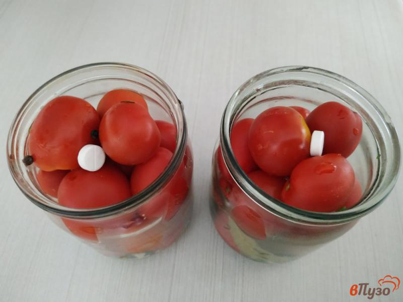 Фото приготовление рецепта: Консервированные помидоры с чесноком кетчупом и укропом шаг №10