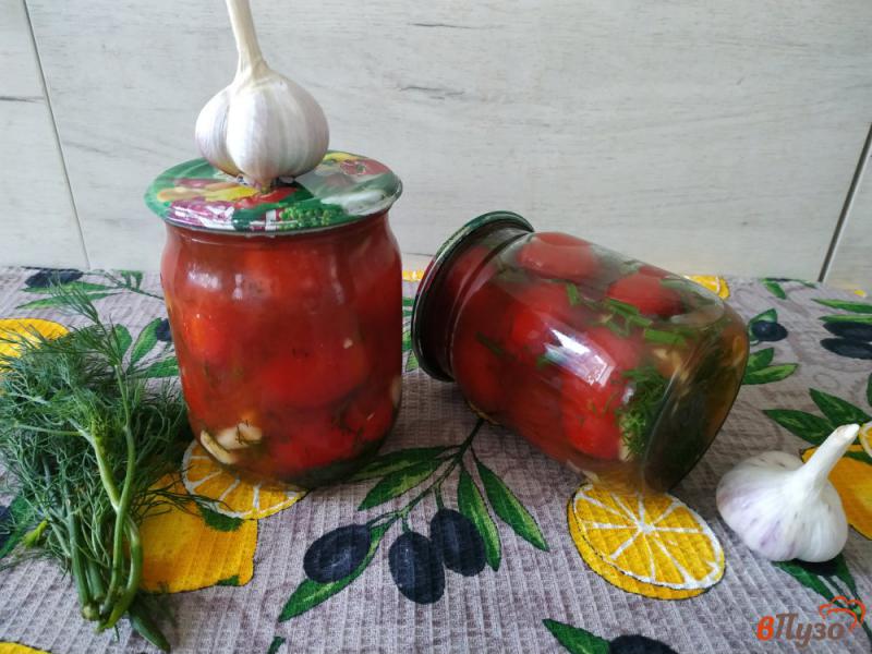 Фото приготовление рецепта: Консервированные помидоры с чесноком кетчупом и укропом шаг №13