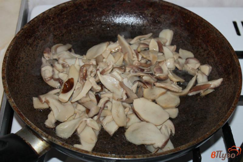 Фото приготовление рецепта: Белые грибы со шпинатом в сметанном соусе шаг №2