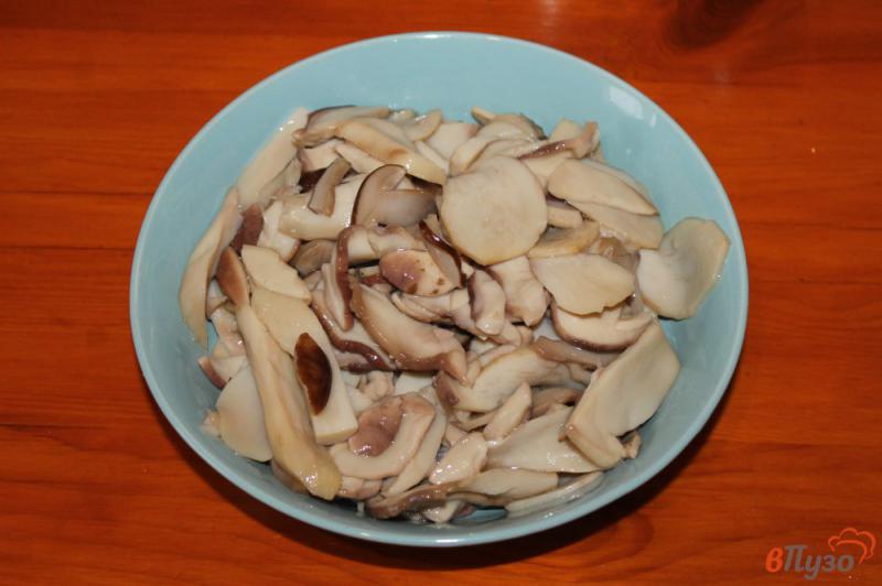 Фото приготовление рецепта: Белые грибы со шпинатом в сметанном соусе шаг №1