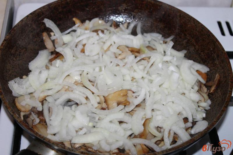 Фото приготовление рецепта: Белые грибы со шпинатом в сметанном соусе шаг №4