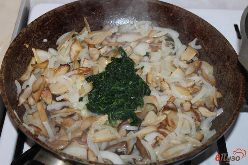 Фото приготовление рецепта: Белые грибы со шпинатом в сметанном соусе шаг №5